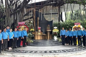 胡志明市工会干部敬香缅怀孙德胜主席和英雄烈士