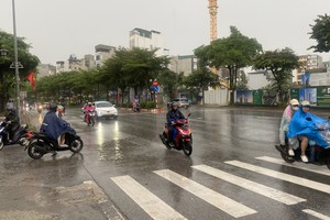 7月29日上午河内的一场降雨。图：福后