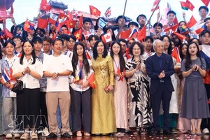 越南外交部副部长黎氏秋姮与参加2026年越南夏令营的侨胞代表合影留念。图：越通社