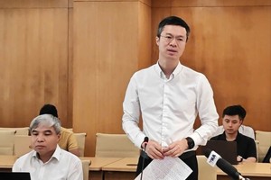 陈登科副主席在新闻发布会上与媒体交流信息。图：陈平