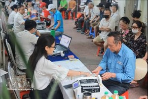 在河内市一医保支付点，邮政行业增加了服务窗口和工作人员数量，以便在人员密集时快速、便捷地完成支付工作。图：越通社