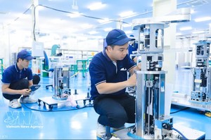 半导体行业中晶圆传输机器人装配线。图：越通社