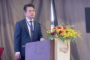 卫生部药材研究院院长陈明玉博士在研讨会上通报信息。