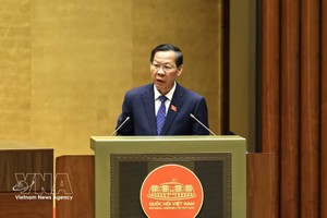 国会经济与财政委员会主任潘文迈汇报关于多项法律草案的审查报告。图：越通社