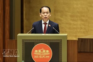 司法部部长黄青松就《法律普及教育法（修正案）》以及《国家赔偿责任法若干条款修改补充法》草案作了呈文和报告。图：越通社