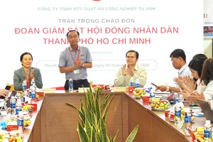 胡志明市人民议会副主席黄青仁主持8月6日的食品安全管理工作监察会议。图：黄雄