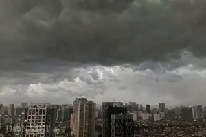 气象机关预报，降雨带正由北部地区转移至中部地区。（示意图）