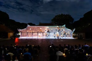 现代3D Mapping投影技术在古朴典雅的文庙建筑上演绎越南道学发展历程，吸引众多观众驻足欣赏。图：越通社