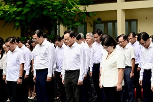 胡志明市市委书记陈留光与胡志明市市委常务处委员默哀悼念已故老挝国会主席赛宋蓬·丰威汉。图：文明