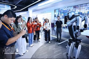代表参观了解UBTECH公司人形机器人研发情况。图：越通社