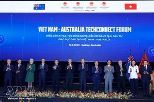 越南共产党中央总书记、国家主席苏林同与会代表合影。图：越通社