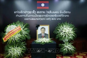 老挝人民革命党中央政治局委员、国会主席赛宋蓬·丰威汉在老挝驻越南大使馆内的遗像。图：芳华/越通社