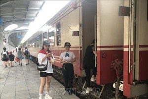 旅客在海防火车站进站上车前接受检票。图：进永