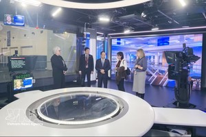 越南共产党中央政治局委员、中央书记处书记、中央宣教部部长郑文决和代表们参观澳大利亚广播公司新闻制作基础设施。图：越通社
