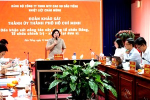 胡志明市市委副书记、考察团团长文氏白雪与油汀橡胶一成员有限责任公司党委举行工作会议。