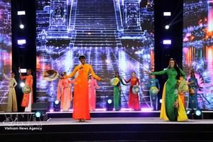来自全球111个国家和地区的111名参赛选手身着“越南丝绸精华”长衫系列进行巡游，展示越南传统长衫之美。图：越通社