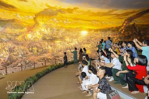 游客在奠边府战役胜利博物馆参观并欣赏奠边府战役全景画。图：越通社