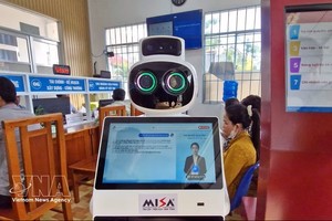 莱和乡公共行政服务中心智能接待机器人的虚拟助手。图：越通社