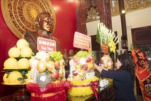 国家副主席武氏映春在安江省美和兴乡孙德胜主席祠堂献香。
