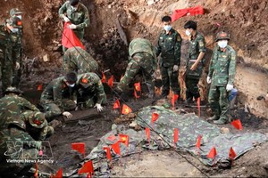负责搜寻和归集烈士遗骸的力量在黎氏莲公园A区执行任务。图：越通社
