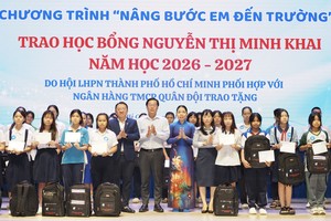 胡志明市市委常务副书记黎国峰在 2026年“为学生接力上校”计划中向学生们颁发阮氏明开奖学金及礼物。图：黄雄