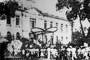 1945年8月19日，革命群众与自卫队占领钦差府（北圻统使府），八月革命在河内取得胜利。图：越通社