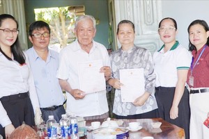 义成乡人委会向范文明和阮氏桔颁发结婚证。