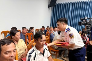 向林同省渔民赠送国旗。