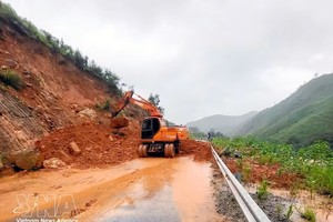 8月23日，广宁省当局紧急清理淤泥和瓦砾，疏通道路恢复畅通，帮助人们在洪水退去后迅速恢复生活。图：越通社