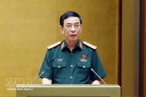 越南政府副总理兼国防部长潘文江大将在会上作报告。图：越通社