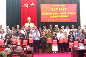 在活动上向胡志明市革命有功者代表颁发国防部礼品。图：陈平