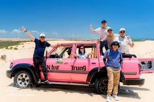 Famtrip考察团各成员在林同省和胜乡白沙丘考察旅游服务。图：越通社