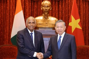 越南共产党中央总书记、国家主席苏林会见科特迪瓦国民议会议长帕特里克·阿希。图：越通社