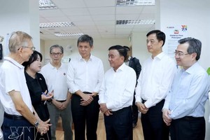 8月24日晚，由越南共产党中央政治局委员、中央书记处常务书记陈锦秀率领的越南共产党高级代表团在新加坡人民行动党选民联络站和老巴刹美食中心进行了实地参观交流活动。图：越通社