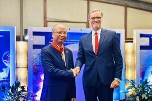 法国驻越南大使奥利维耶·布罗谢受法国总统委托向丁全胜同志颁授这一崇高荣誉。图：越通社