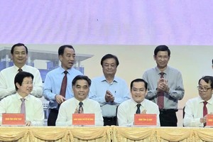 阮禄河同志与九龙江平原地区各省领导签署 2026-2030 年阶段合作协议。