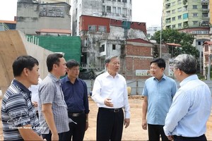 党中央总书记、国家主席苏林实地考察环城1号公路（黄球—跪象段）投资建设项目。图：越通社。
