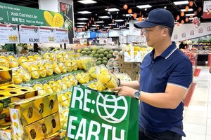 消费者在超市购物时使用环保袋。图：越通社