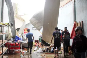 Trận mưa đá kèm lốc xoáy kéo dài 20 phút thổi bay nhiều mái nhà của người dân 