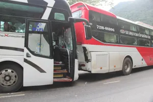 hiện trường hai xe khách va chạm với nhau