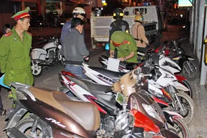 Công an Đà Lạt xử lý phương tiện vi phạm. Ảnh: ĐOÀN KIÊN