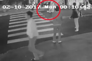 nữ chủ quán bị các đối tượng lôi ra đường đánh