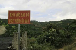 Chính quyền địa phương đặt bảng cấm ở các lối vào khu vực sạt lở. Ảnh: ĐOÀN KIÊN