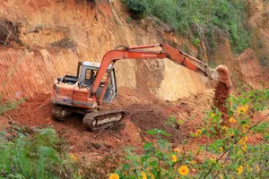 Tạm giữ 2 xe cơ giới san ủi đất rừng trái phép ở Đà Lạt
