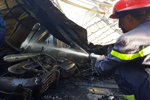 Cháy lớn thiêu rụi quán cà phê xe cổ ở Đà Lạt