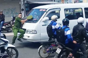 Chạy ô tô vào đường cấm, tài xế còn ủi công an giữa phố