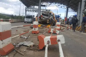 Dừng xe mua vé qua trạm BOT, xe ô tô con bị xe khách ủi bay từ phía sau