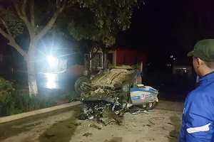 Va chạm với xe máy rồi lật ngửa, 3 người trên taxi tử vong