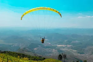 Đình chỉ tour dù lượn "chui" trên đồi Con Ó