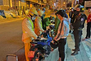 Lực lượng chức năng lập biên bản xử lý vi phạm vào tối 30-4